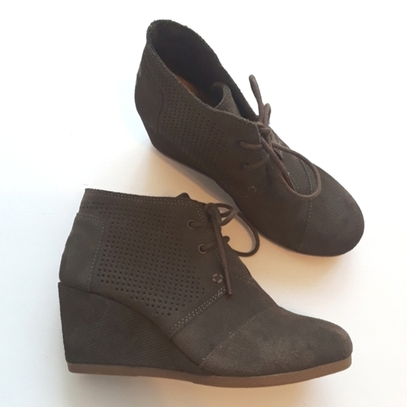 Toms Shoes - Toms hunter Green suede wedge booties size 5.5